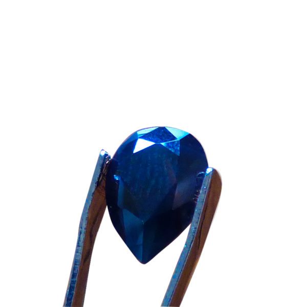 saphir bleu de forme poire 2.70 carats